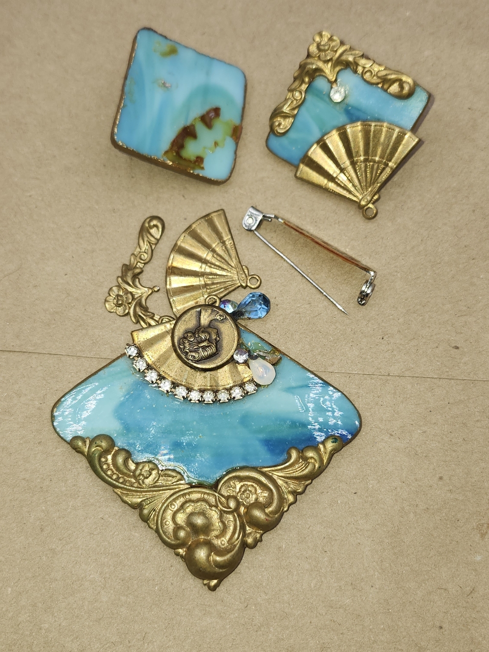 Vintage Stained Glasss Jewelry Project Gold Tone Fan Pendant Earrings Set Brooch